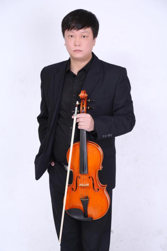 陶涛,自幼从师于著名音乐家汪立三教授,学习钢琴和作曲.