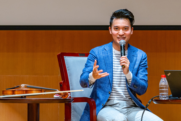 5月16日喜乐会会员参加小提琴家陈锐见面会的活动现场