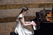 被誉为“莫扎特转世” 英国天才少女艾玛·多伊彻深圳个人秀亮相市音乐厅